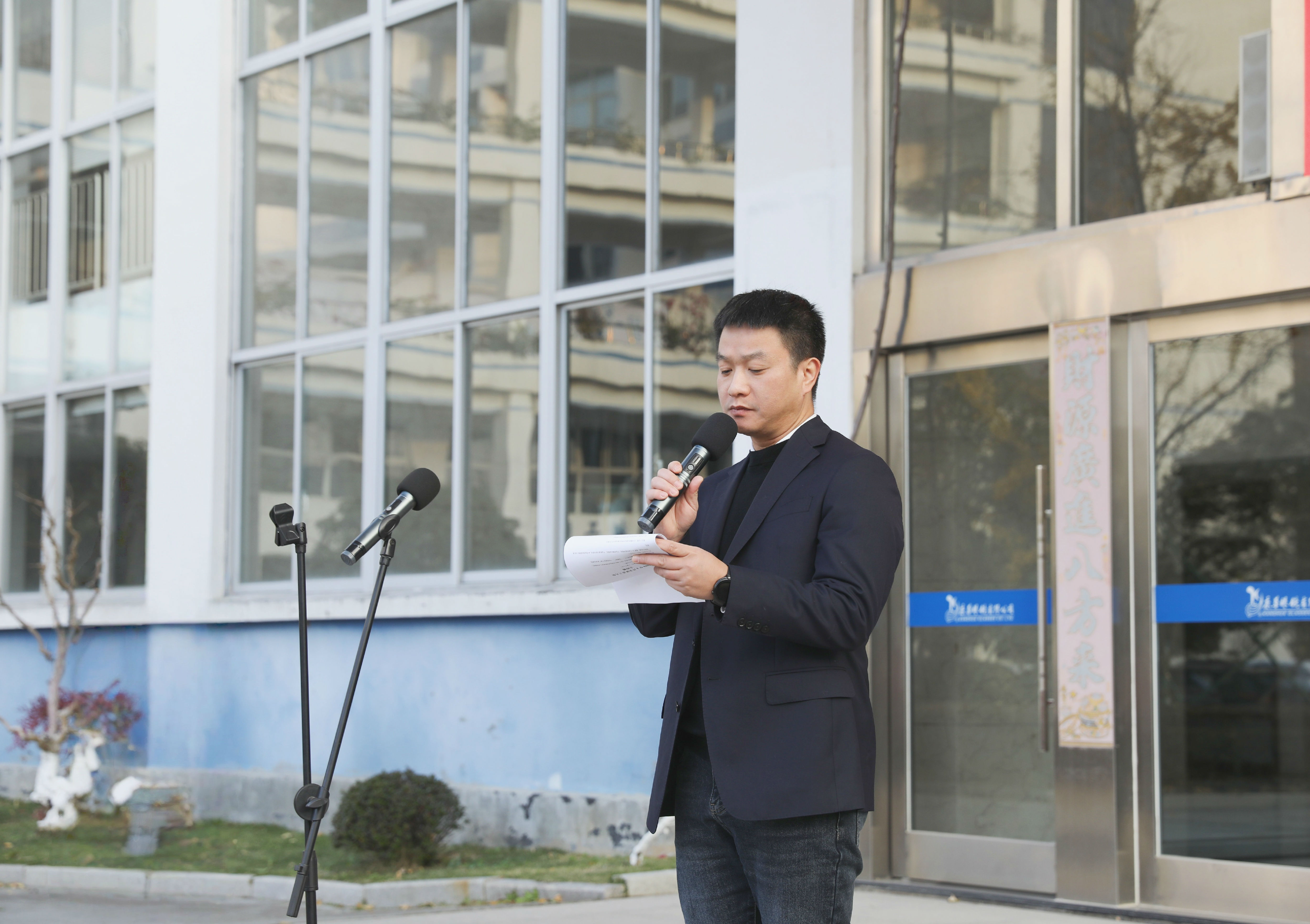 1 主持人照片 选.JPG